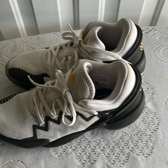 Issue #2 Adidas Sneakers. - Picture 4 of 9